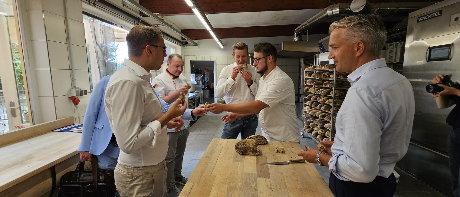 v.li.: Patrick Dahlemann, Matthias Grenzer, MdL Christian Brade, Hannes Behrens und Gunnar Pohl, Hauptgeschäftsführer der Handwerkskammer Schwerin